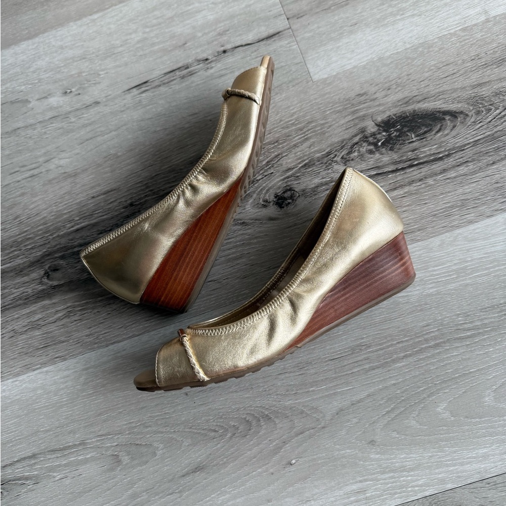 Cole Haan Gold Peep Toe Flats/Wedge Heels, Size 5.5 - Picture 7 of 17